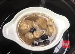 Illustration of how to make lily, red dates and abalone soup 7