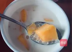 Illustration of how to make mango and coconut juice sago 6 