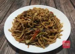 Illustration of how to make fried noodles with black pepper and beef in electric pan 15