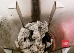 Illustration of how to make dragon fruit milkshake 5