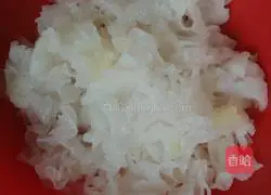 Illustration of how to make red dates and white fungus soup 2