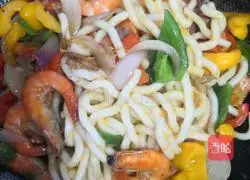 Illustration of how to make salted egg yolk and salt and pepper shrimp noodles 9