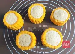 Illustration of making real and fake corn buns 14