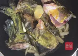 Illustration of making yellow bone fish tofu soup 4