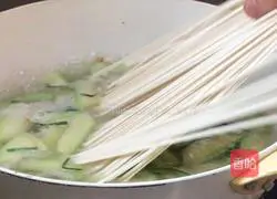 How to make loofah and egg noodle soup Illustration 12