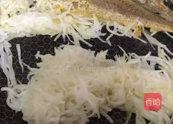 Illustration of how to make small yellow croaker and shredded radish soup 8