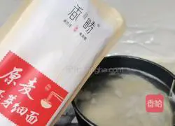 Illustration of how to make noodles with scallion oil 3