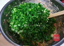 Illustration of how to make fresh meat and prawn dumplings 16