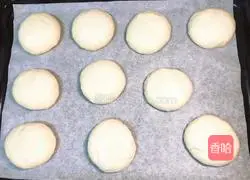 Illustration of how to make 65-degree tangzhong hamburger embryos 12