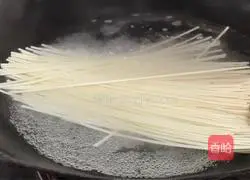 Illustration of how to make noodles with scallion oil 1