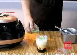 Illustration of how to make matcha fresh milk 4