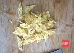 Illustration of how to make wontons in tomato sauce and sour soup 3