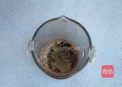 Illustration of how to make purple taro puree coffee milk coffee 1