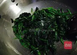 Illustration of cooking spinach 3