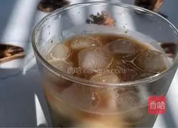 Illustration of how to make matcha milk coffee 9