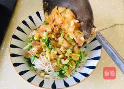 Illustration of how to make pickled cabbage and mutton noodles 11