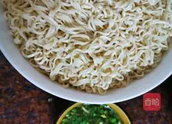 Illustration of how to make fried instant noodles 2