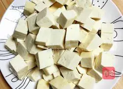 Illustration of how to make crab roe, pea sprouts and tofu soup 5