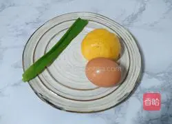  Illustration of how to make fried diced steamed buns with eggs 1