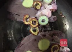 Illustration of hand-tearing pig heart 3