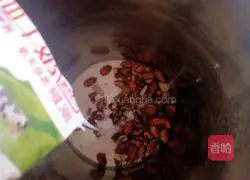 Illustration of how to make walnut and peanut milk 5