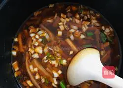 Illustration of how to make daylily and beef noodles 9