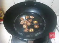 How to make chestnut chicken soup Illustration 3