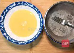 Illustration of how to make peach blossom egg custard 6