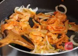 Illustration of how to make fried rice cakes with kimchi 6