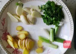 Illustration of how to stew chicken wings with mushrooms and yuba 1