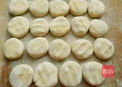 Illustration of how to make cornmeal, sauerkraut and pork buns 8