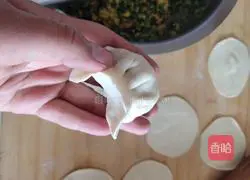 Illustration of how to make leek and egg dumplings 18