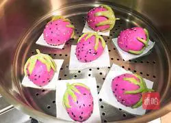 Illustration of how to make vegetable juice and strawberry steamed buns 15