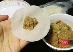 Illustration of how to make lettuce and beef dumplings 5