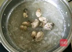 Illustration of how to make oyster, locust and radish soup 11