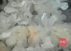 Brown sugar apple and white fungus soup recipe 5