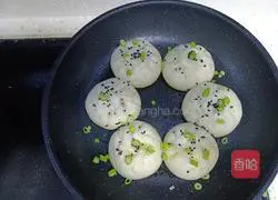 Illustration of how to make fried buns with celery and fresh meat 16