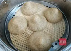 Illustration of making black bean dregs cake 15