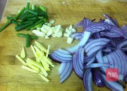 Illustration of how to stir-fry shredded pork with onions 2