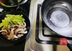 Illustration of how to make lettuce, oyster mushroom and egg soup 2