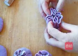 Illustration of how to make purple potato bean paste lucky bag 7