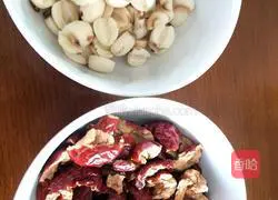 Illustration of how to make longan, red dates, tremella and lotus seed soup 6