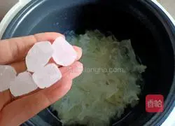 Illustration of how to make red date, yam and white fungus soup 9
