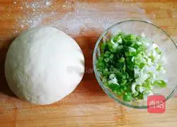 Illustration of how to make delicious home-style scallion pancakes 2