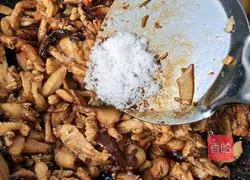 Illustration of how to make shredded mushroom and chicken noodles 11