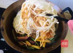 Illustration of braised pork ribs and noodles 16