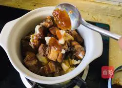 Illustration of how to make casserole with braised pork and sauerkraut 3