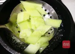 Illustration of how to make tomato, goose, egg and cucumber noodles 4