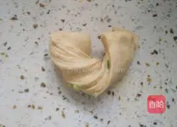 Illustration of how to make salt and pepper rolls 9