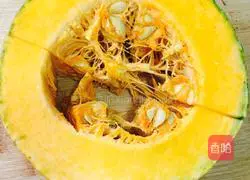 Illustration of how to make seaweed, shrimp skin and pumpkin soup 1